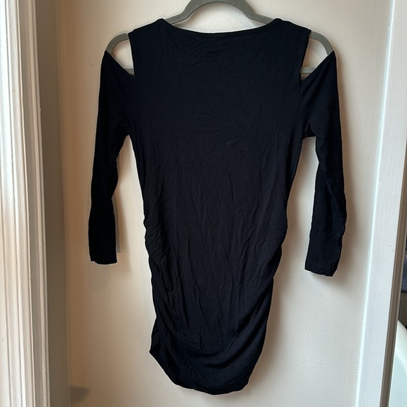 Isabella Oliver maternity black cutout shoulder top - Picture 2 of 4